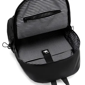 Interno di uno zaino porta PC business con fodera a righe e scomparto per laptop
