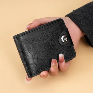 Detalle del patrón de billete de 100 dólares grabado en cartera negra para hombre.