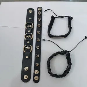 Dettaglio di un set di 4 braccialetti punk con teschi d'argento e borchie metalliche