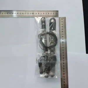 Set di 4 braccialetti punk con rivetti a teschio, misurati con un righello di metallo.