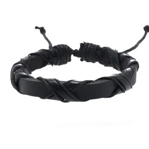 Vista dettagliata del bracciale in pelle nera intrecciata a mano con lacci regolabili.