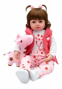 Poupée bébé reborn réaliste de 55 cm portant une tenue rose avec une girafe en peluche