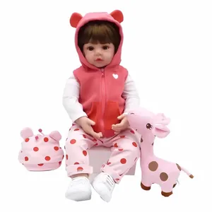 Poupée bébé reborn réaliste de 55 cm en tenue rose avec une girafe en peluche douce