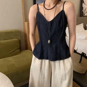 Elegante camisola retro de mezclilla con cuello en V y ajuste entallado para estilo de verano.
