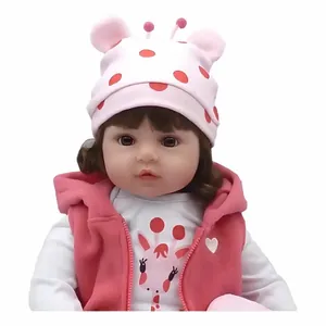 Poupée bébé reborn réaliste de 55 cm en vinyle souple avec une jolie tenue de girafe.