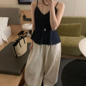 Elegante top de mezclilla vintage con cuello en V y corte entallado azul oscuro