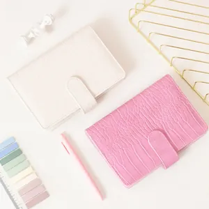 Elegante Notizbücher mit Krokodilmuster in Rosa und Weiß mit Stift und Reitern