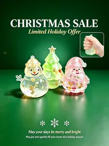 Makrodetail von durchscheinenden Weihnachts-Squishy-Spielzeugen mit glitzernder Kristalltextur