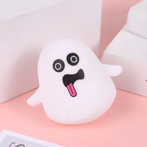 Nahaufnahme eines süßen Cartoon-Geister-Stressspielzeugs für Halloween-Deko
