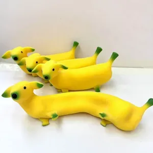 Nahaufnahme von lustigen gelben Bananen-Dackel-Quetschspielzeugen für Stressabbau bei Kindern