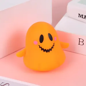 Nahaufnahme eines süßen orangen Halloween-Geist-Squishy-Spielzeugs mit Gesicht