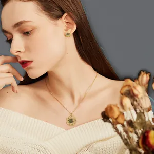 Sonnenblumen-Halsketten- und Ohrring-Set am Modell für einen natürlichen Look