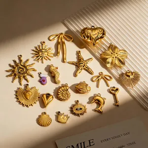Colección de dijes de acero inoxidable chapados en oro para creación de joyería DIY