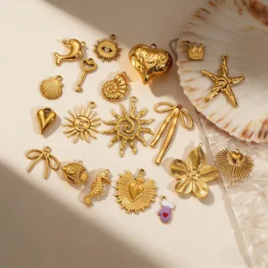 Vista detallada de varios dijes de acero inoxidable chapados en oro de 18K para joyas
