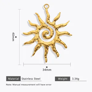 Detalle de colgante de sol en acero inoxidable chapado en oro 18K con espiral