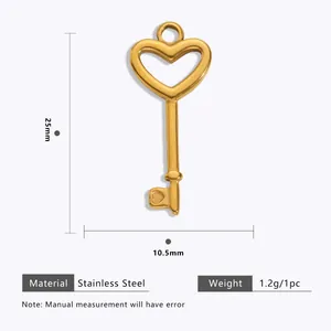 Vista detallada del colgante de llave de corazón en acero inoxidable dorado con medidas