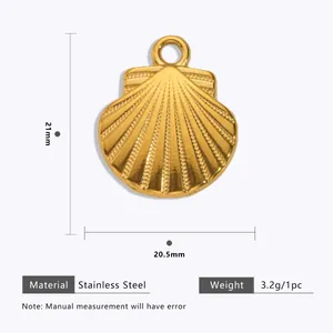Vista detallada de las dimensiones y el material de un colgante de concha de oro
