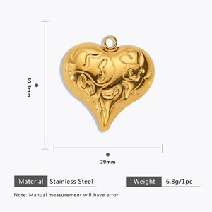 Vista detallada de un colgante de corazón de acero inoxidable dorado con medidas y peso real.