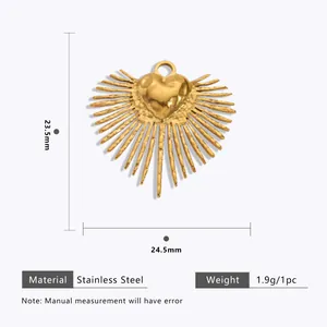 Detalle de dimensiones de un colgante de corazón de acero inoxidable dorado con rayos.