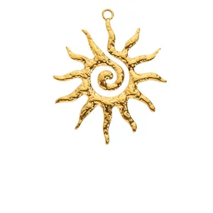 Colgante de sol dorado con textura martillada y espiral para joyería DIY.