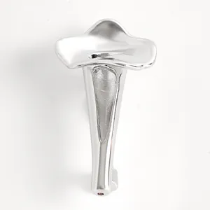 Dettaglio di una spilla porta bouquet minimalista in argento dal design creativo