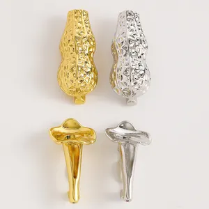 Vista dettagliata delle spille creative a forma di calla e arachide in oro e argento
