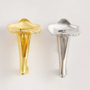 Vista dettagliata di spille a forma di calla in oro e argento, finitura lucida