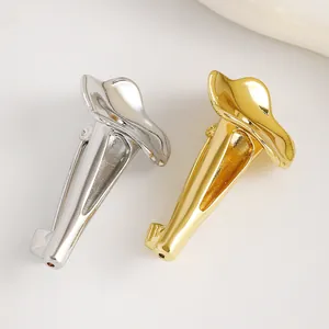Coppia di spille a forma di fiore a tromba in oro e argento, design a vaso minimalista.