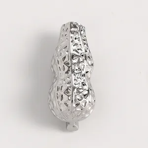 Primo piano di una spilla porta fiori a forma di arachide color argento satinato