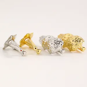 Dettaglio macro di spille creative a forma di bouquet in finiture metalliche oro e argento