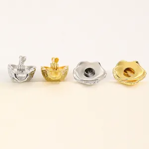 Dettaglio ravvicinato di spillette creative per bouquet in finiture oro e argento