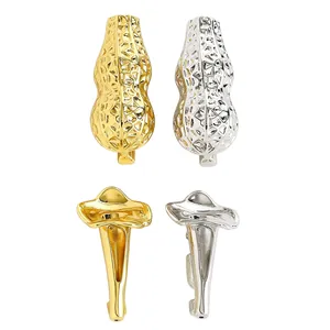 Vista dettagliata di spille creative a forma di arachide e calla in oro e argento metallizzato