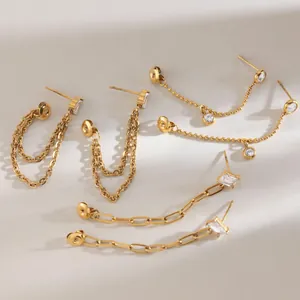 Vue détaillée de boucles d'oreilles pampilles en acier doré 18K avec cristaux de zircone.