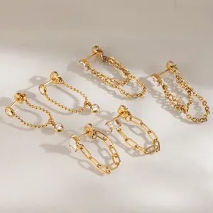 Gros plan de boucles d'oreilles en acier doré avec zircons et trois styles de chaînes