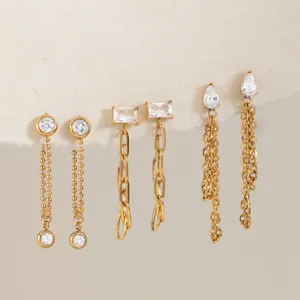 Détail de boucles d'oreilles en acier inoxydable plaqué or 18K avec pampilles en zircon
