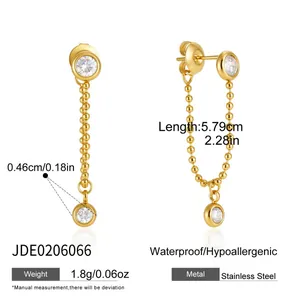 Détail des boucles d'oreilles à pompons en acier inoxydable plaqué or 18 carats avec cz