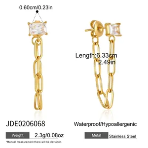Vue détaillée de boucles d'oreilles en acier doré avec zircon, dimensions et poids