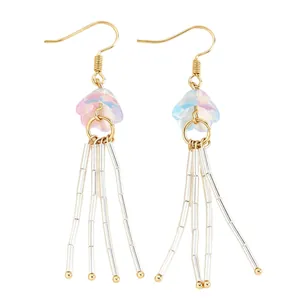 Boucles d'oreilles méduse à pampilles avec perles pastel et crochets dorés