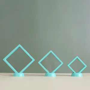 Vue détaillée de trois boîtes d'affichage flottantes en film PE vert menthe pour bijoux