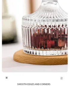 Detailansicht einer Glas-Bonbondose mit Rippenstruktur und glatten Kanten und Ecken