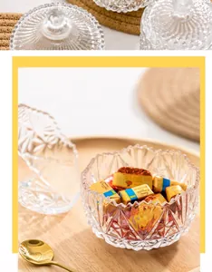 Detailansicht eines Glas-Bonbonglases im Jurte-Stil, gefüllt mit Süßigkeiten