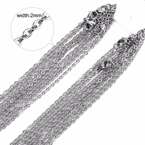 Detaillierte Nahaufnahme der 2 mm breiten silbernen Edelstahl-O-Gliederkette