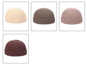 Collection de quatre bonnets docker en tricot côtelé aux couleurs neutres pour l'hiver