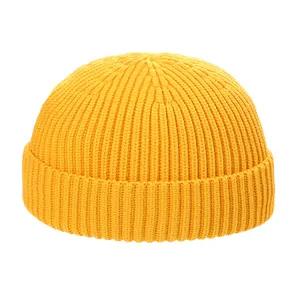 Détail macro de la texture en maille côtelée de haute qualité d'un bonnet unisexe jaune