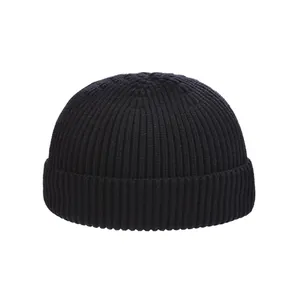 Vue détaillée d'un bonnet court en maille côtelée noire classique pour l'hiver