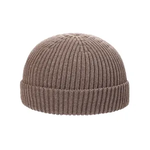 Bonnet en maille côtelée marron classique pour la chaleur hivernale et le look urbain
