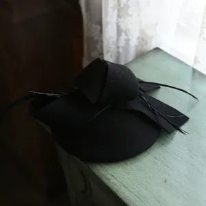 Sombrero fascinator vintage de fieltro negro con plumas para bodas y fiestas elegantes