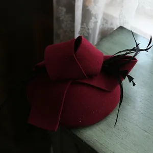 Sombrero fascinador vintage de fieltro de lana rojo vino con lazo elegante y plumas