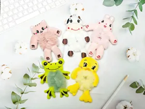 Vista detallada de coleteros de animales de peluche con diseños de gato, rana y conejo