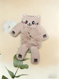 Detalle de un coletero de gato de peluche rosa con una textura suave de piel sintética